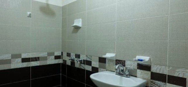 Imagen de resumen de baño privado gris y negro.