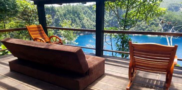 Sala o terraza cubierta con vista al lago.