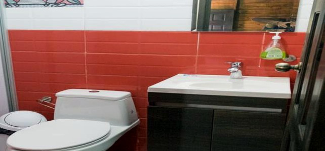 Imagen de resumen de baño privado rojo y negro.