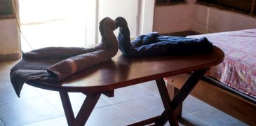 Detalle de sofá o banca interior junto a cama.