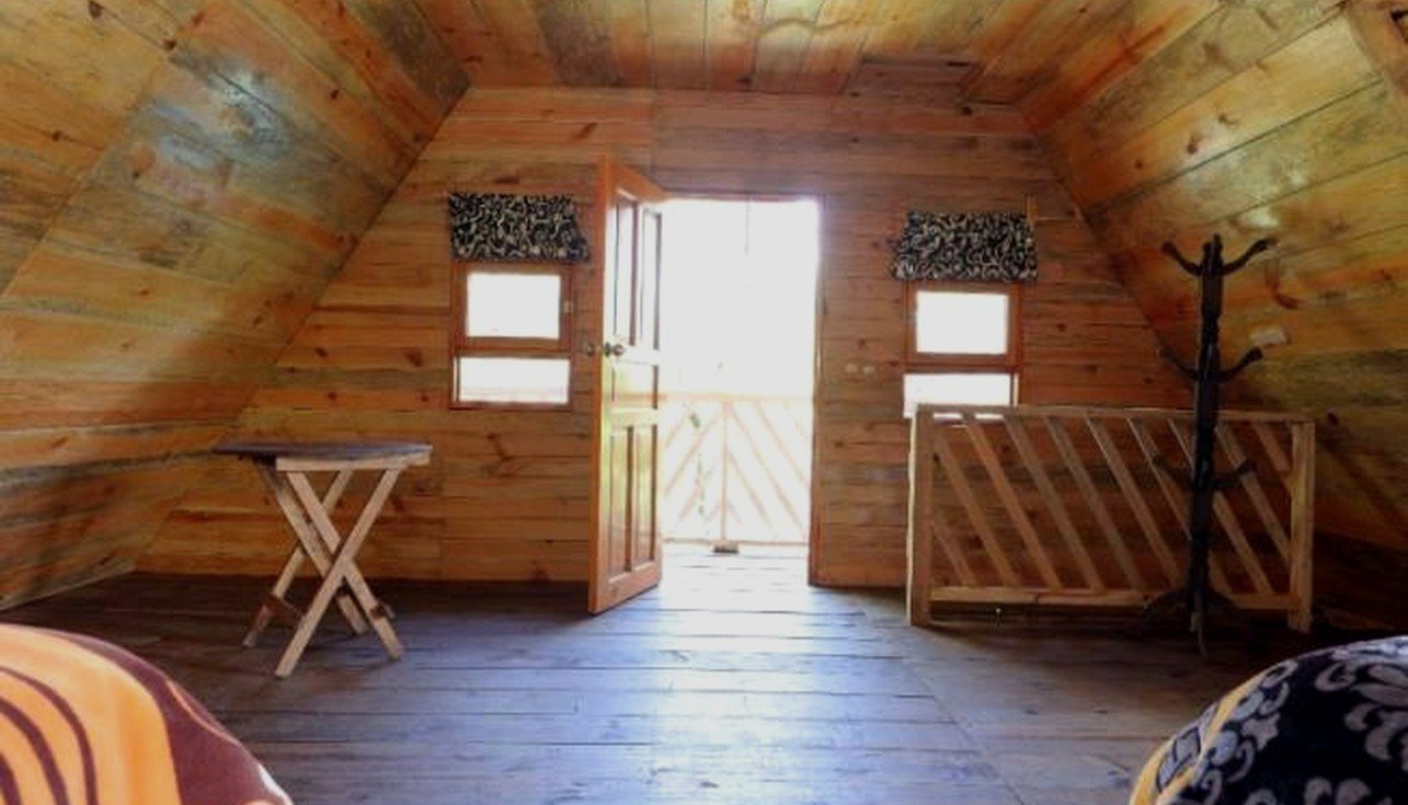 Interior amplio de madera con puerta abierta. Usar como hero de la sección.