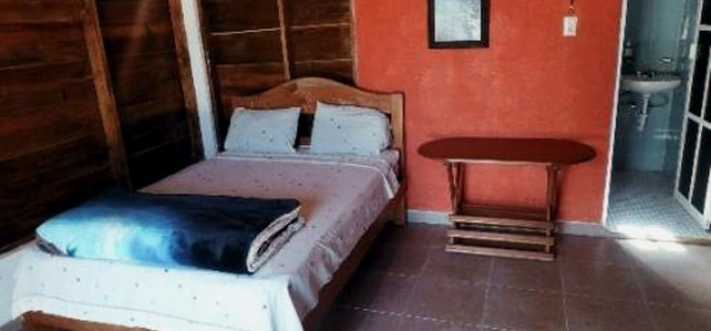 Imagen de resumen con cama y acceso a baño.